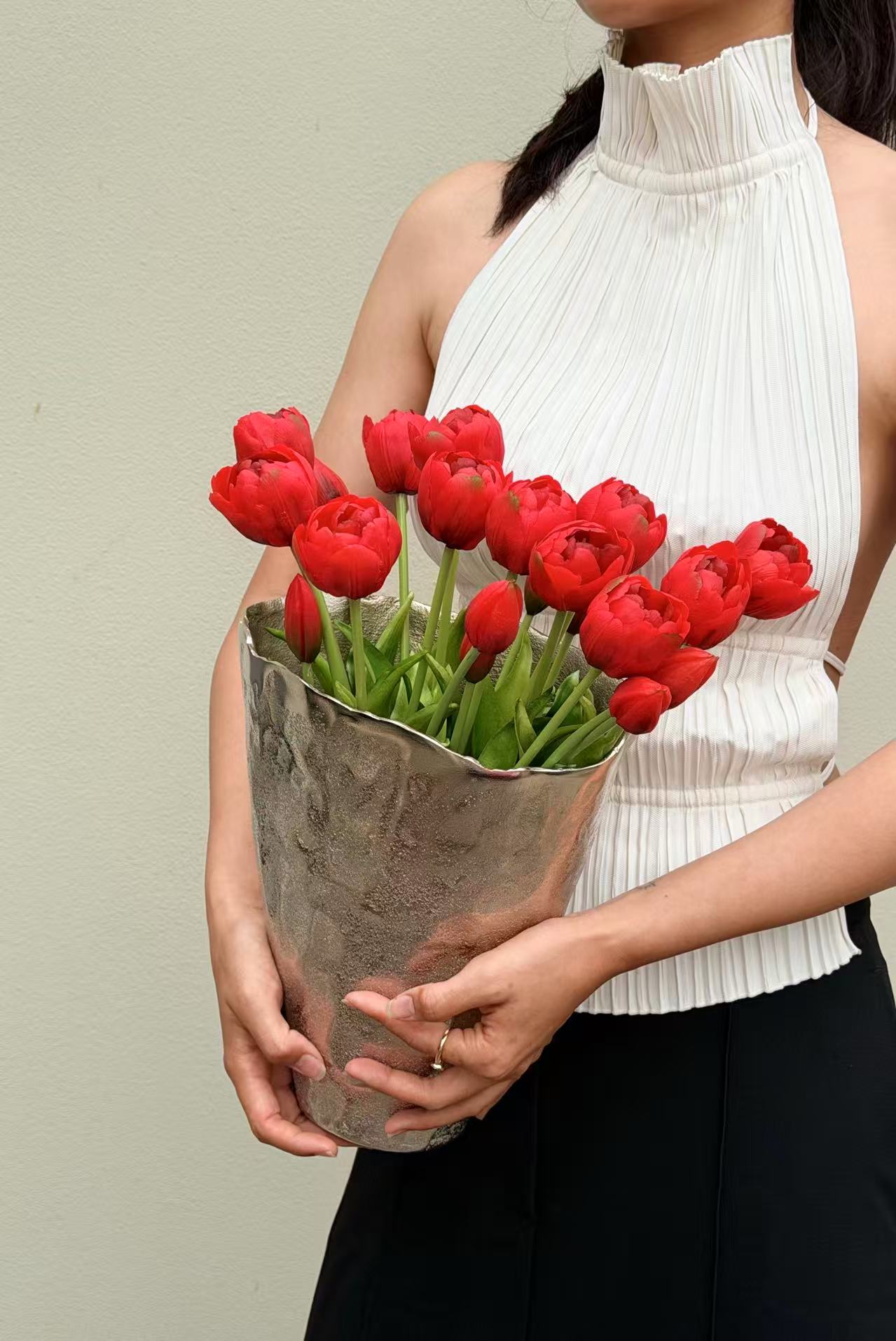 PO012 floral subscription vessel with red tulips